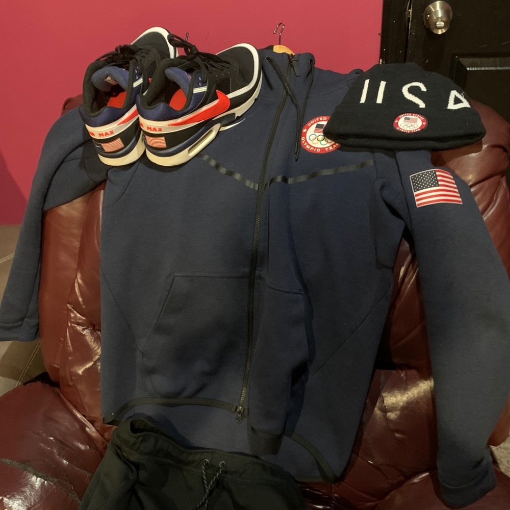 Brand new Nike Hoodie. A Size too small.